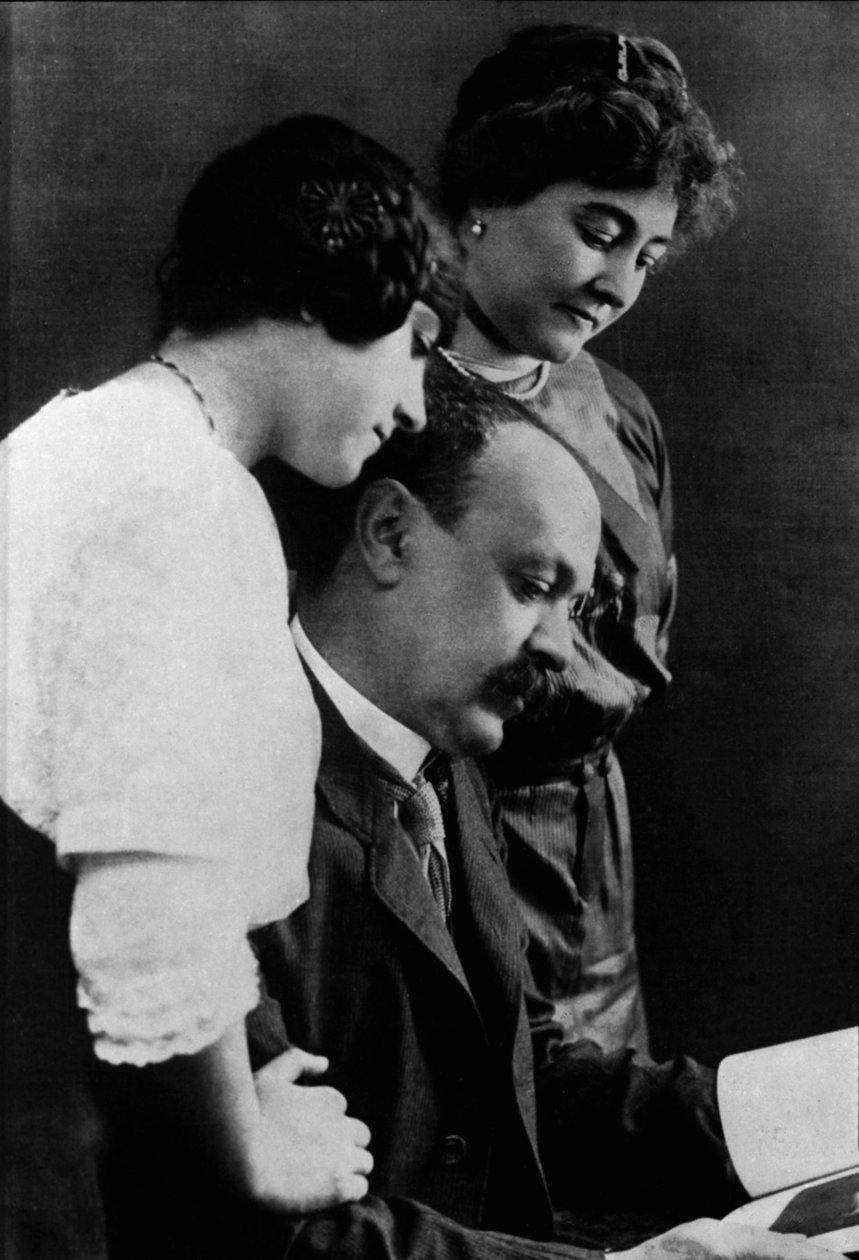 صورة لكاتب إيطالي إيتالو سفيفو (1861-1928) مع زوجته وابنته. بواسطة مصور إيطالي