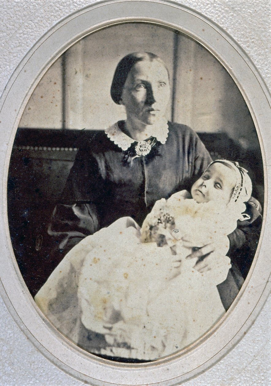 صورة بعد الوفاة لفتاة صغيرة تحملها أمها ، حوالي 1855 (صورة بالأبيض والأسود) بواسطة مصور إيطالي