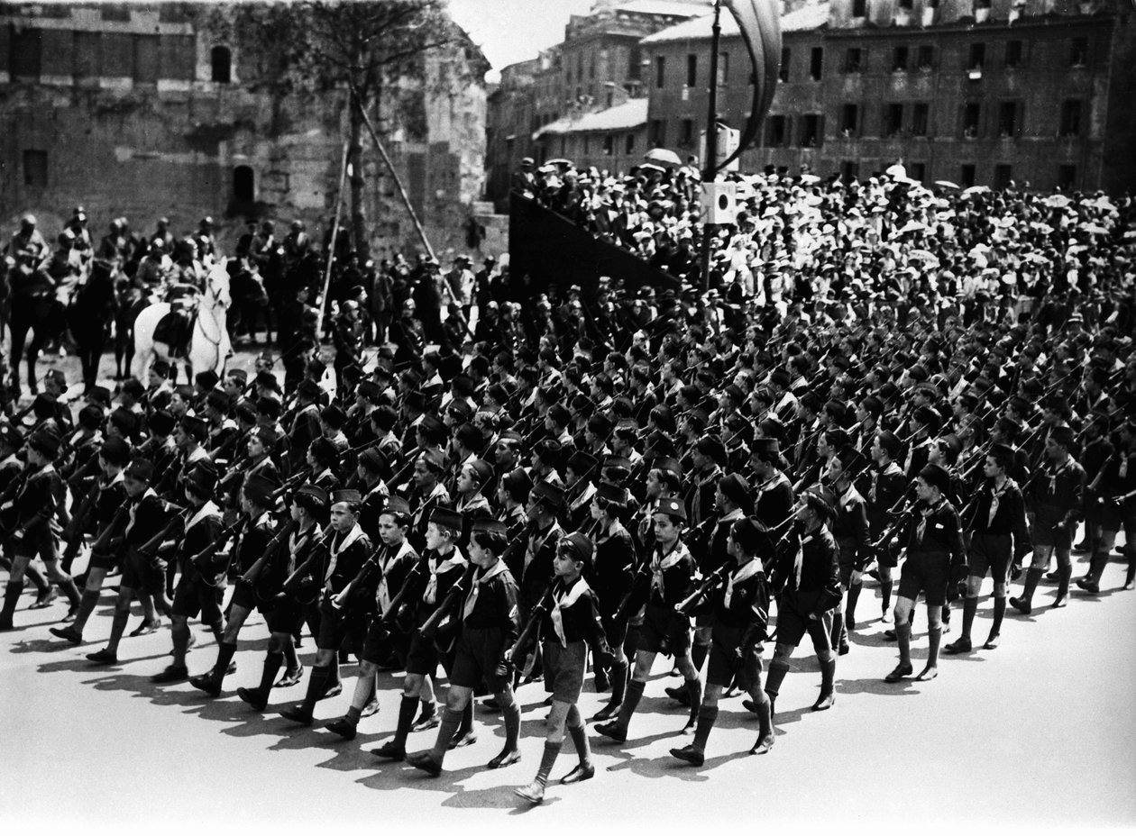 روما. موكب باليلا في Via dell'Impero. بواسطة مصور إيطالي