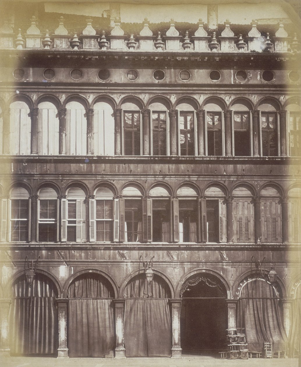 واجهة مبنى البندقية ، ج .1865 بواسطة مصور إيطالي