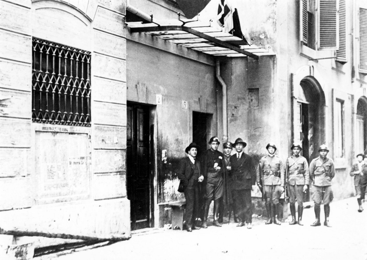 أول مقر للحزب الفاشي في ميلانو في شارع Via Paolo da Cannobio. sd. عشرينيات القرن الماضي. بواسطة مصور إيطالي