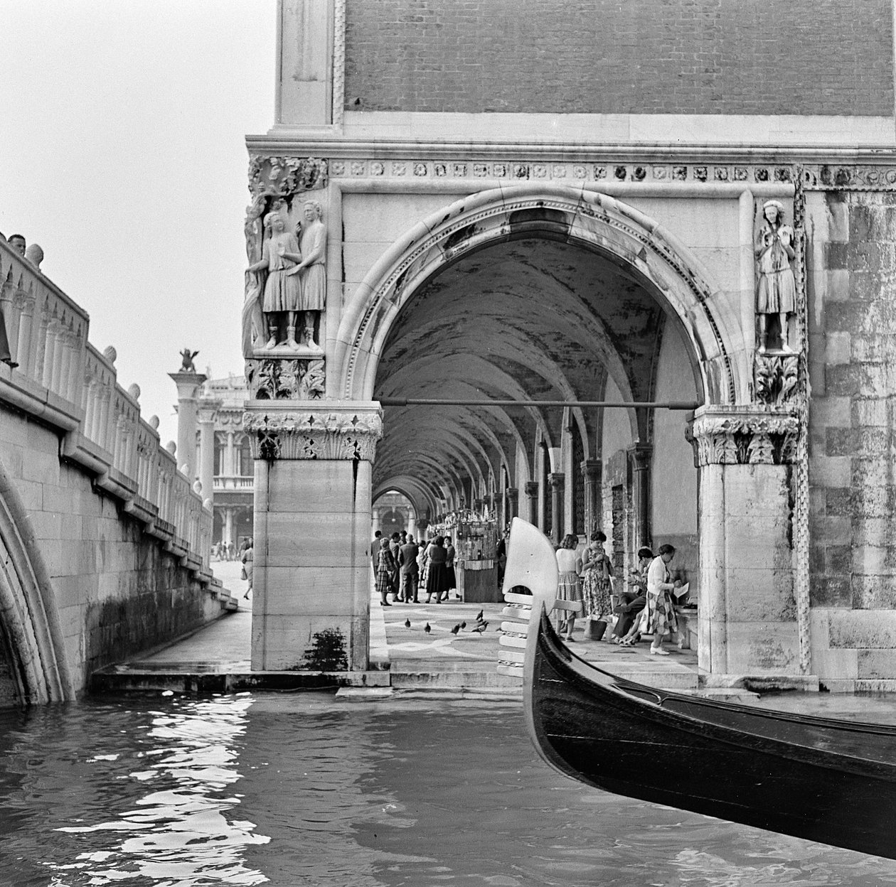 مشهد البندقية ، حوالي عام 1960 (صورة ب / ث) بواسطة مصور إيطالي