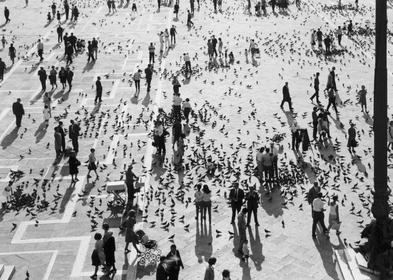 منظر للحشود في ساحة سان ماركو ، البندقية ، حوالي 1965 (صورة بالأبيض والأسود) بواسطة مصور إيطالي