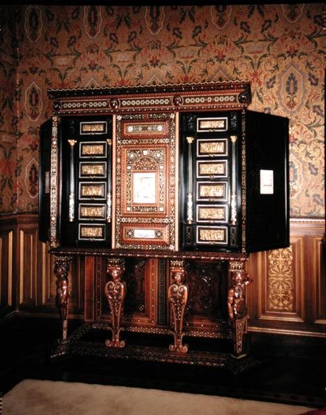 خزانة تُعطى لماري ملكة الاسكتلنديين (1542-1587) وفرانسيس الثاني (1544-1560) دوفين من فرنسا كهدية زفاف (خشب مطعّم بالعاج وأم اللؤلؤ) (انظر 162450 لمزيد من التفاصيل) بواسطة المدرسة الايطالية