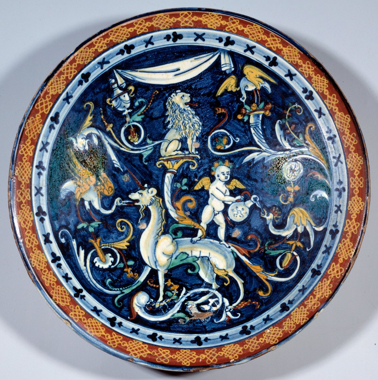 كأس الخزف Cafaggiolo يزين حيوانات رائعة. 1510-1520 باريس ، متحف اللوفر بواسطة المدرسة الايطالية