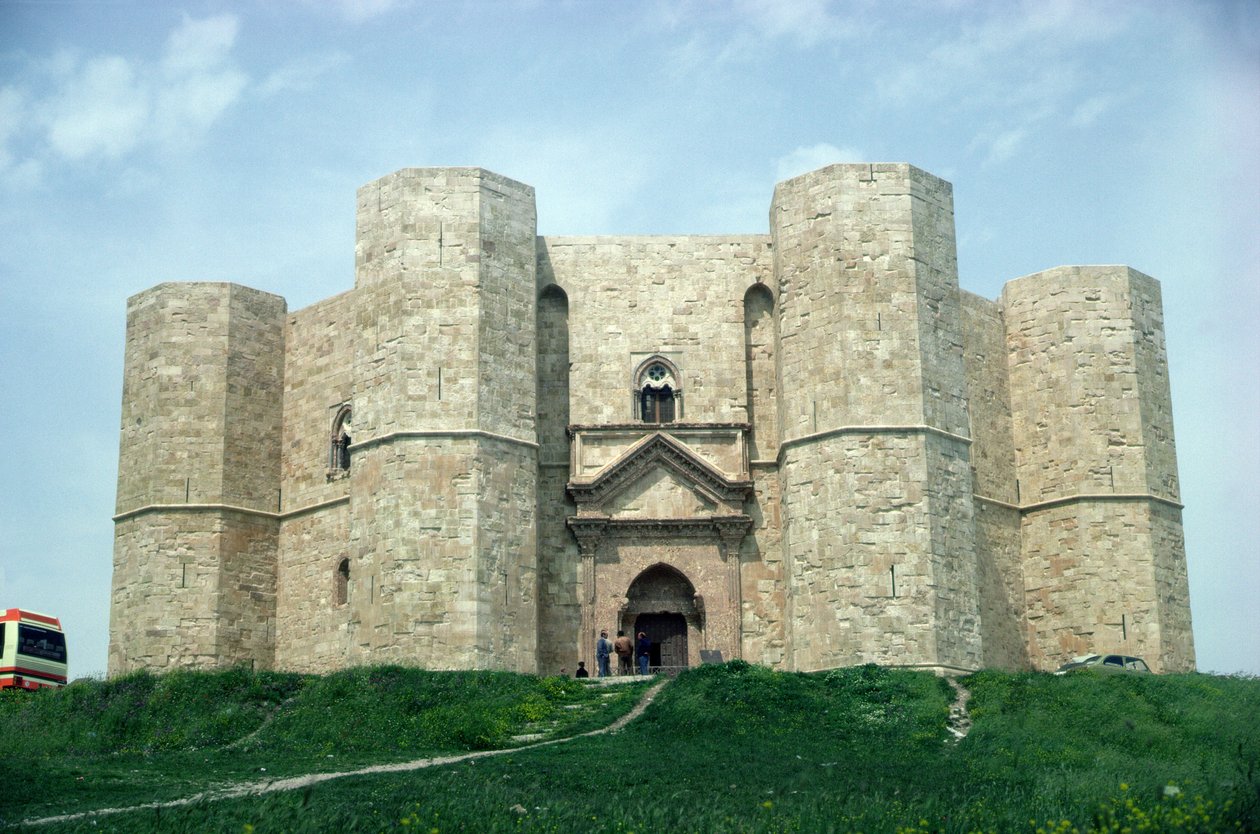 قلعة ديل مونتي ، التي بنيت في عهد الإمبراطور فريدريك الثاني (1194-1250) c.1240-50 بواسطة المدرسة الايطالية