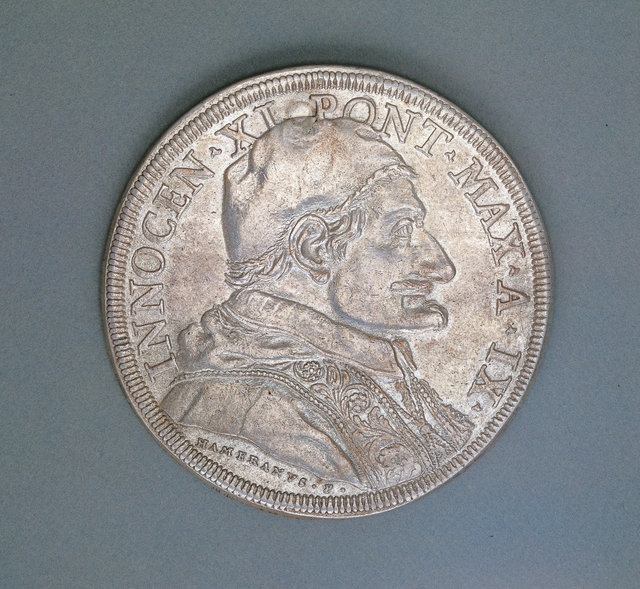 Coin depicting Pope Innocent XI بواسطة المدرسة الايطالية
