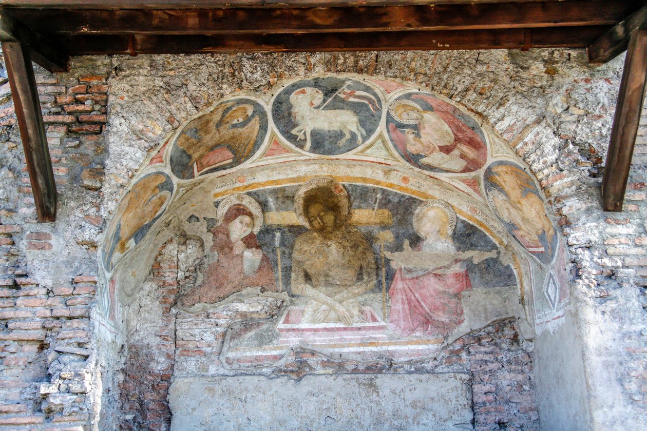 Deposition of Christ between Virgin Mary, St John, with Evangelists symbols and Agnus Dei on arch بواسطة المدرسة الايطالية