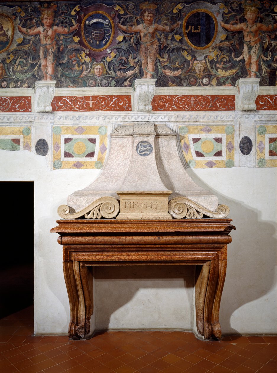 مدفأة تحمل الأحرف الأولى F.II.MMV تدل على Federigo Gonzaga II Marchese of Mantua ، مع إفريز زخرفي أعلاه يتضمن انطباعًا مختلفًا من شعار Gonzaga للأسلحة ، 1528 (إفريز) بواسطة المدرسة الايطالية