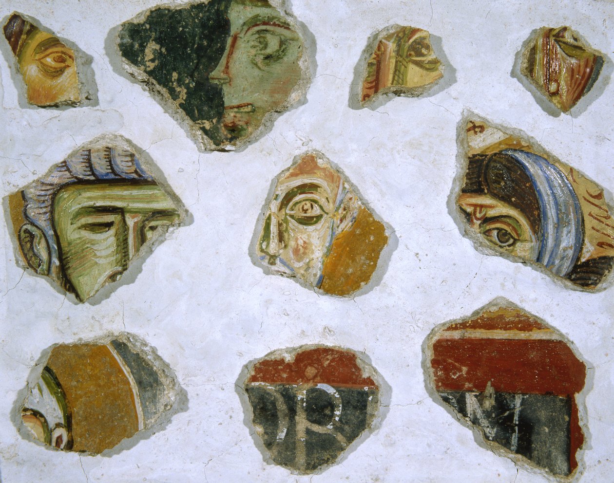 أجزاء من لوحة جدارية من القرون الوسطى من دير مونتي كاسينو (الحجر والجص والصبغ) بواسطة المدرسة الايطالية