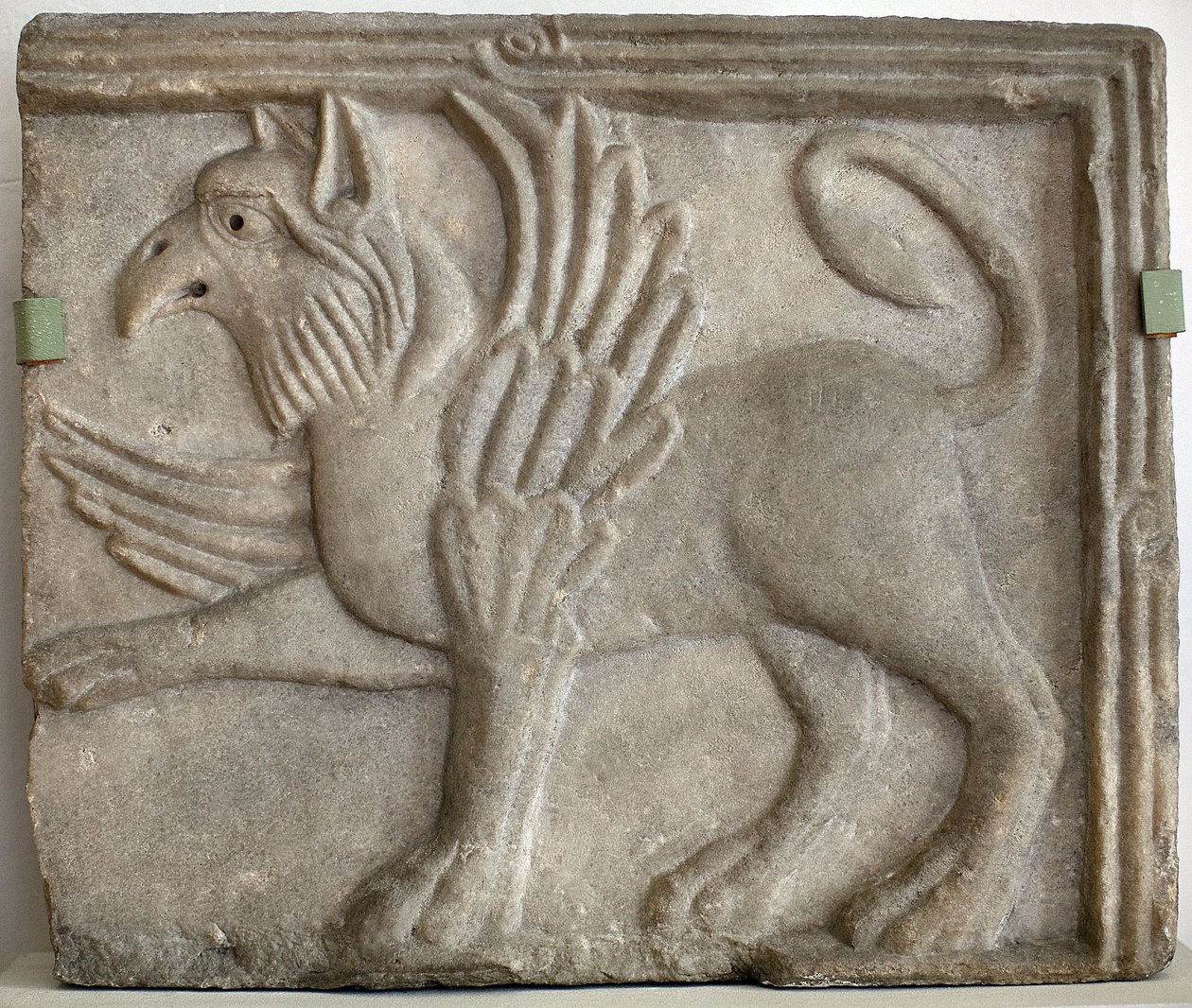 غريفون (أو جريب). منحوتة منحوتة ، رخام ، البندقية (إيطاليا) القرن الثاني عشر. المعرض الوطني ، قصر ستيرنبرغ ، براغ (جمهورية التشيك). بواسطة المدرسة الايطالية