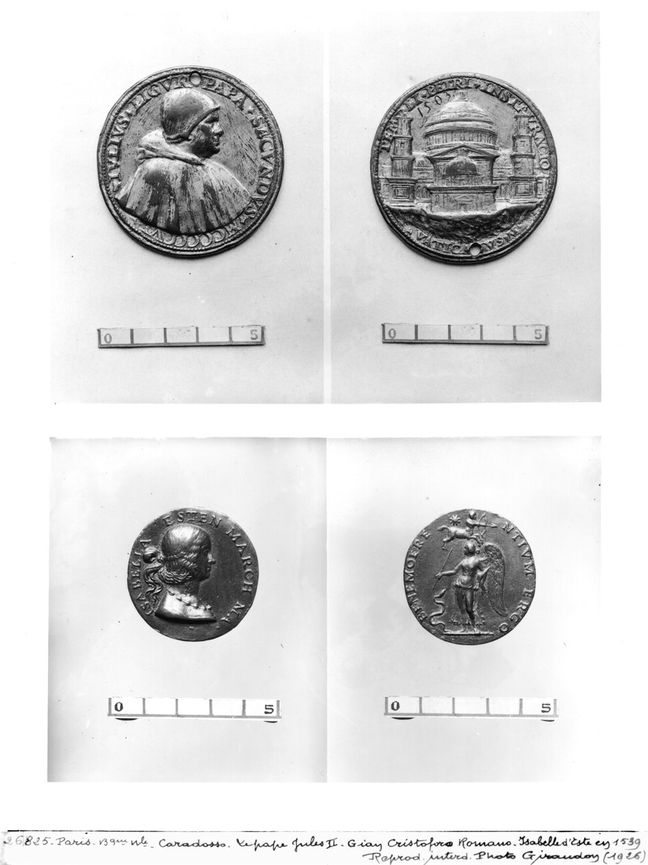 ميداليات تصور البابا يوليوس الثاني (1443-1513) مع سانت بيترز بواسطة كارادوسو وإيزابيلا ديستي (1474-1539) بواسطة جيان كريستوفورو رومانو (1465-1512) (معدن) بواسطة المدرسة الايطالية