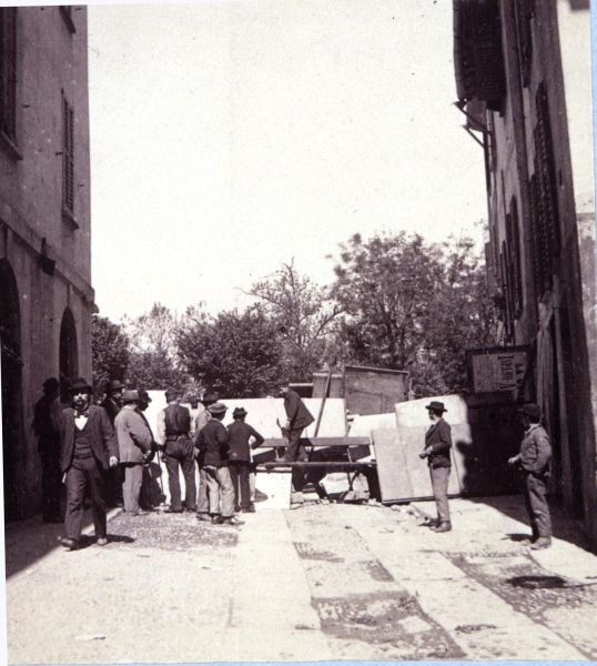 رجال نصبوا حواجز في بورتا غاريبالدي ، أثناء أعمال الشغب في ميلانو ، من 6 إلى 9 مايو 1898 (صورة b / w) بواسطة المدرسة الايطالية