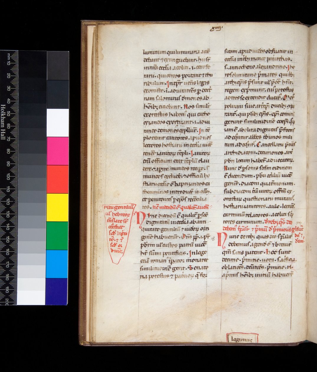 Ms 165. Johannes Belethus، Summa de ecclesiasticis officiis، f.13v. مثال على عامل كتب قوطي بنماذج وتصحيحات هامشية باللون الأحمر بواسطة المدرسة الايطالية