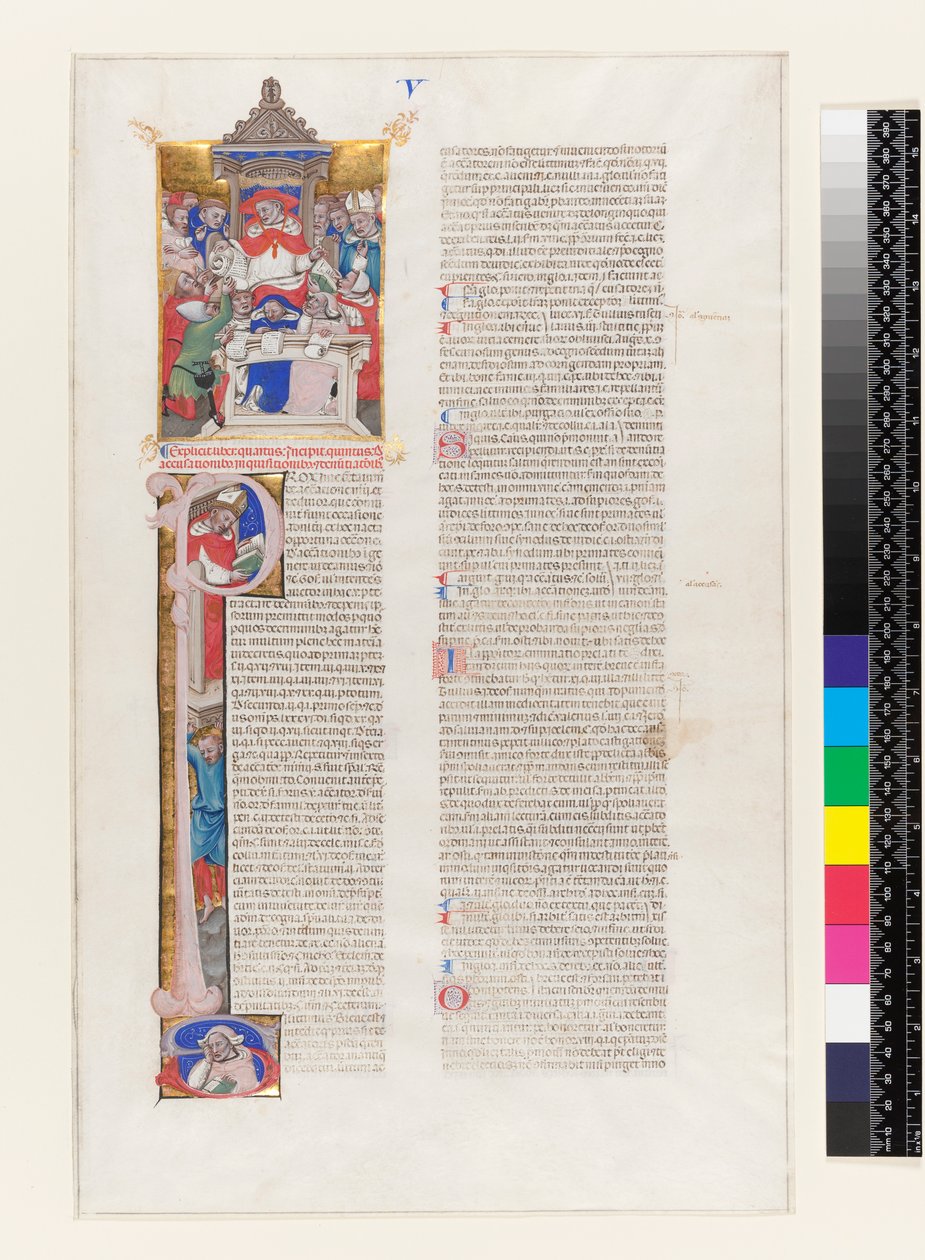 Ms 331 fol.1r صفحة نص تحتوي على حرف P تاريخي مصغر وصورة مصغرة تصور الكاردينال المتوج ، من الكتاب الخامس من Decretals of Gregory IX ، من بولونيا ، c.1350 بواسطة المدرسة الايطالية