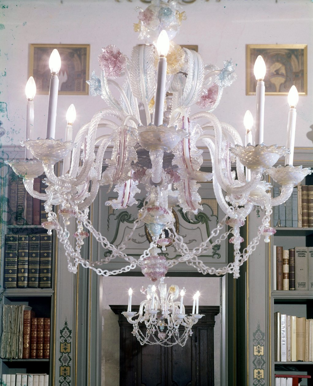 ثريا من زجاج مورانو من القرن الثامن عشر. Palazzo Lechi في Montirone بالقرب من Brescia. بواسطة المدرسة الايطالية