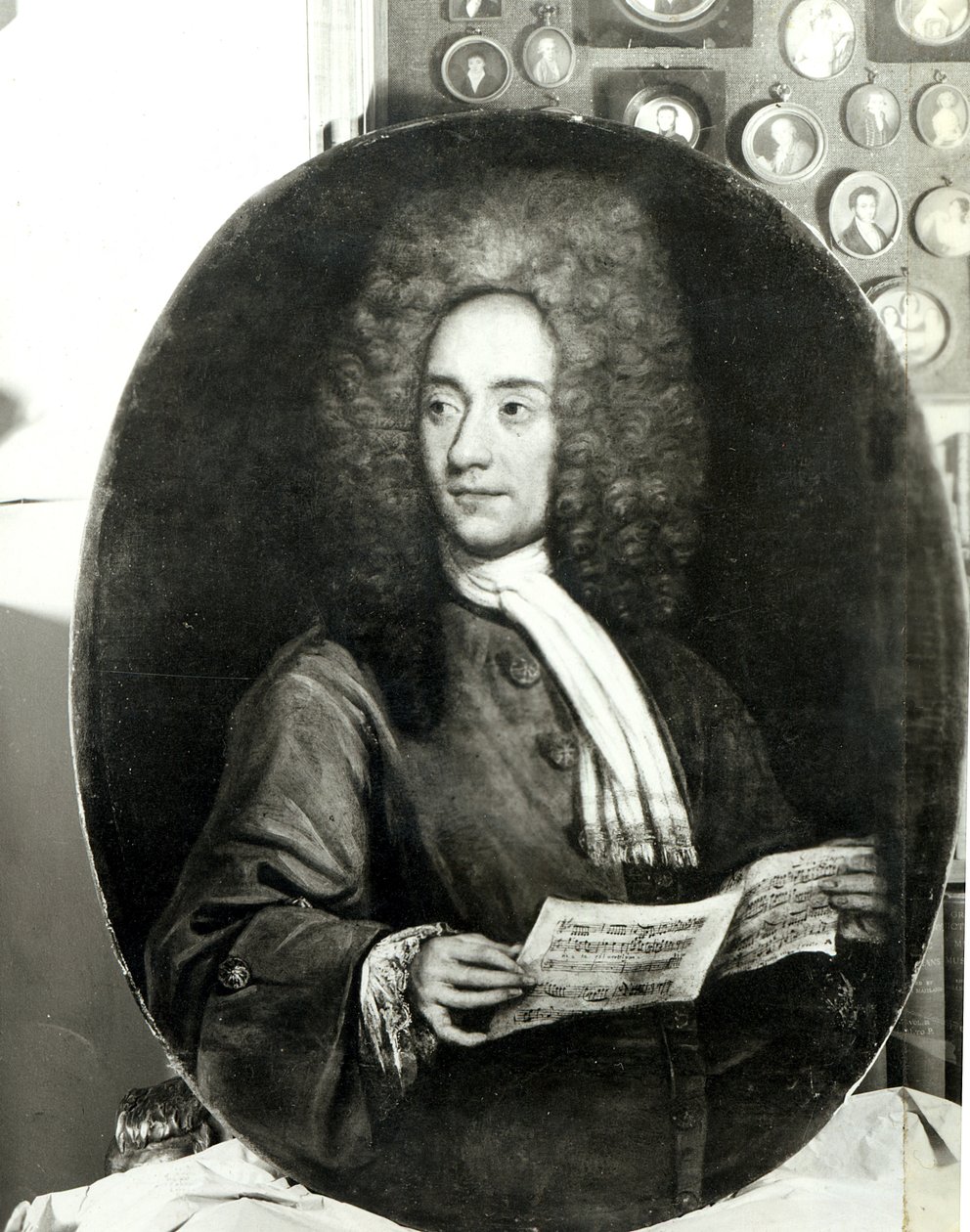 صورة الملحن توماسو جيوفاني ألبينوني (1671-1751) تحمل درجة موسيقية بواسطة المدرسة الايطالية