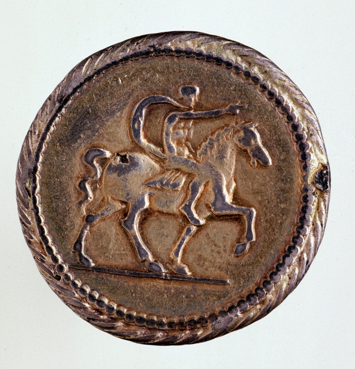 عملة فضية (رأس كبير) من فيرارا (فيرارا): عهد الدوق إركول الأول ديستي (هرقل الأول ديستي) (1471-1505). بقطر 3 سم روما ، متحف المدى الوطني بواسطة المدرسة الايطالية