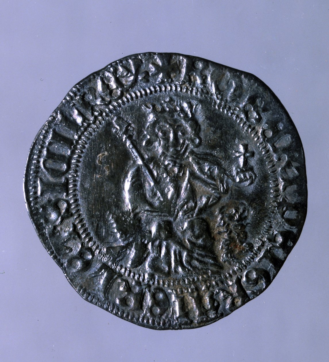 عملة فضية ضربت في عهد ملك نابولي روبرت الأول ملك أنجو (1275-1343). بواسطة المدرسة الايطالية