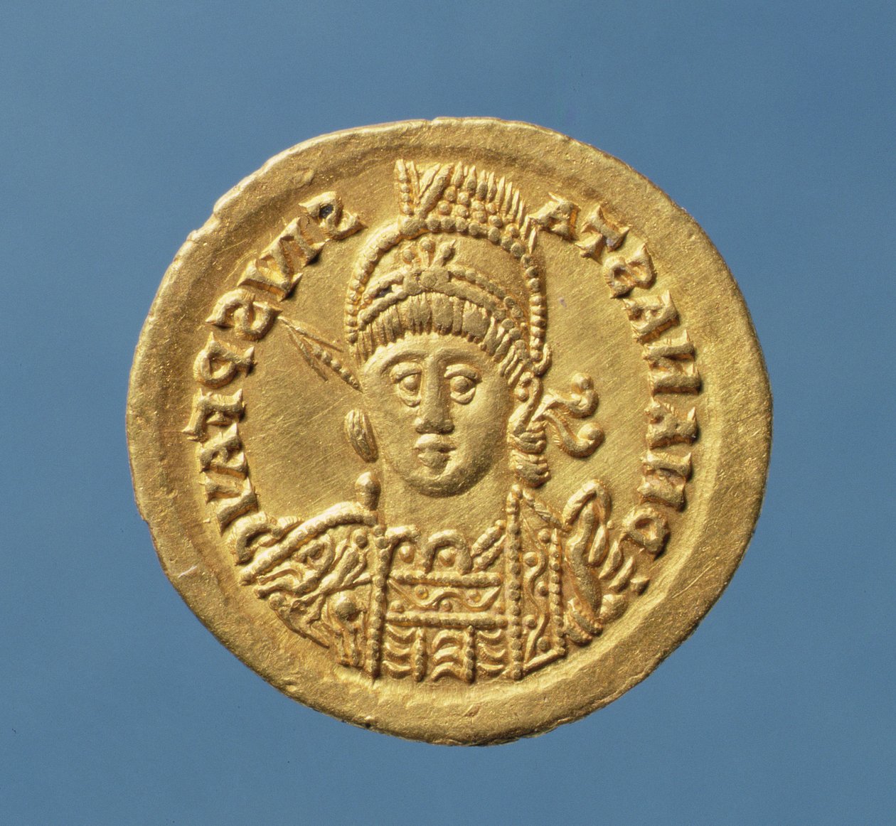 Solidus (الوجه) ضُرب من قبل Theodoric I (AD 471 - 526 AD) ملك القوط الشرقي لإيطاليا نسخ نسخة من Solidust من Anastasius Byzantine Emperor (491 - 518 AD) (ذهب) نقش: DN ANASTASIVS PF AVG بواسطة المدرسة الايطالية