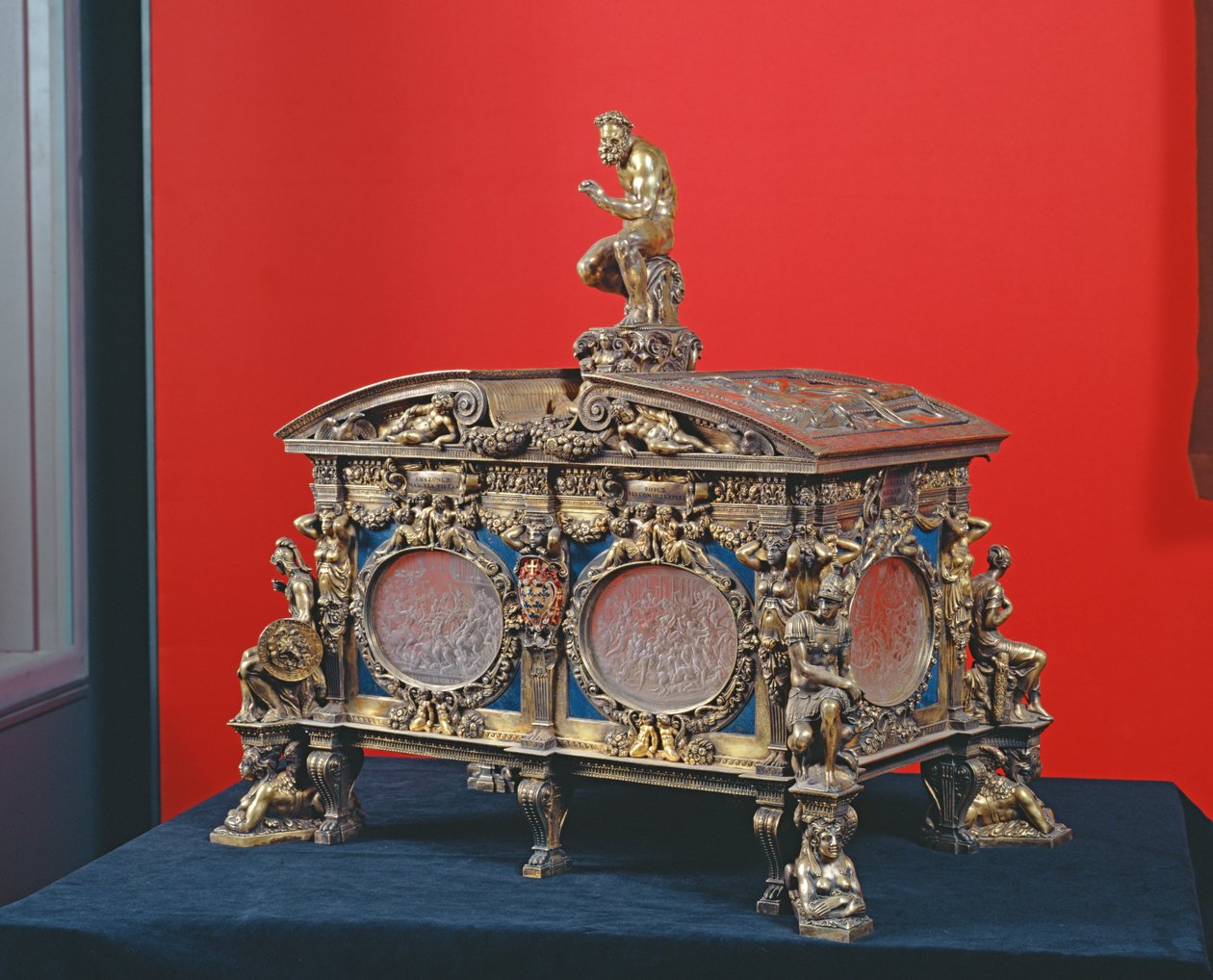 The Farnese Chest ، بقلم سيباستيانو سباري (fl.1548-61) وجيوفاني برناردو دا كاستيل بولونيز ، 1548 (الفضة واللازورد) بواسطة المدرسة الايطالية