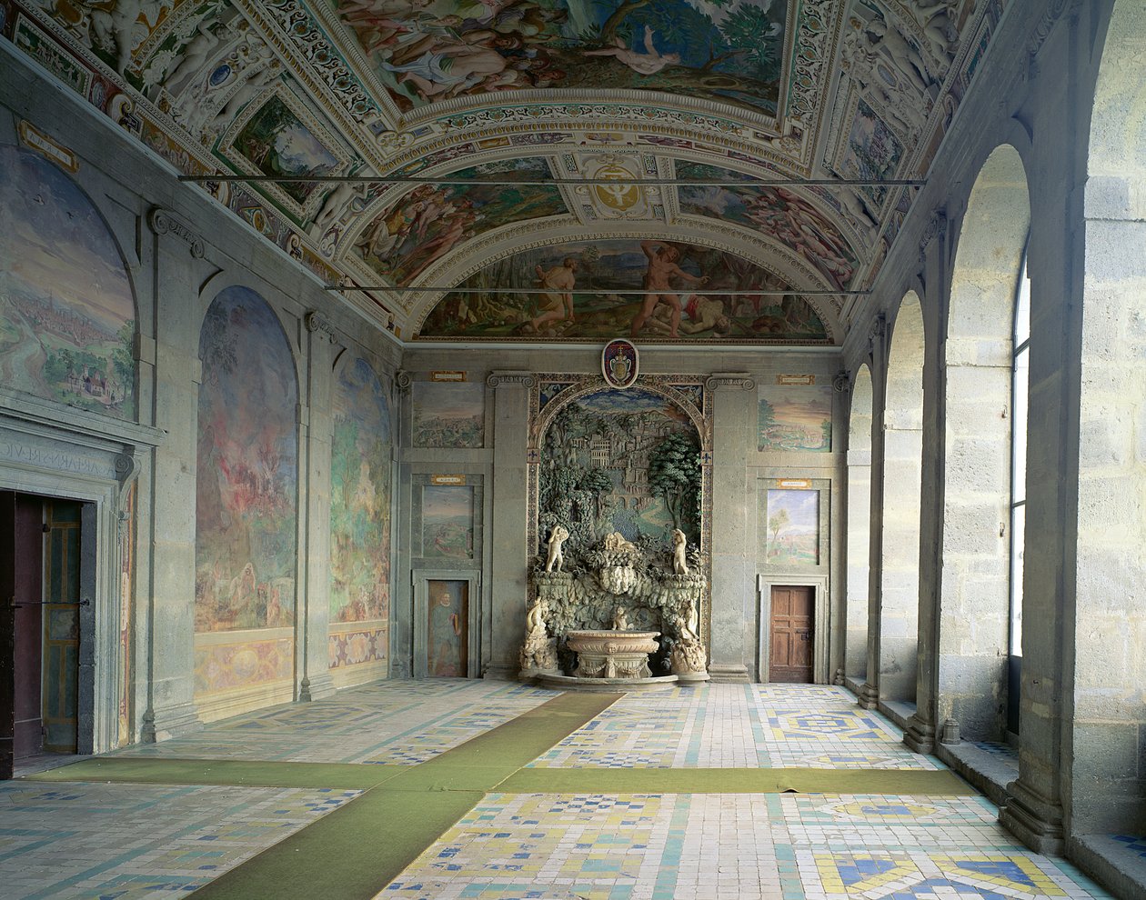 منظر ل Sala dErcole (Hall of Hercules) على هاتف البيانو ، مع وجود نافورة في الطرف البعيد (انظر 95806) من تصميم Jacopo Vignola (1507-73) وجزء جزئي من قبل Federico Zuccaro (1540-1609) 15 بواسطة المدرسة الايطالية