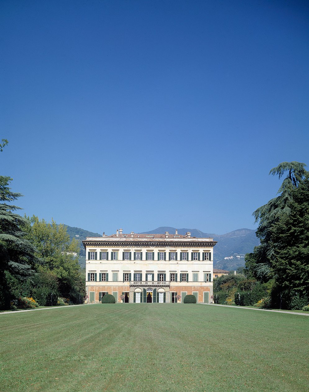 منظر لواجهة Villa Reale di Marlia (أو Palazzo Orsetti) بواسطة المدرسة الايطالية