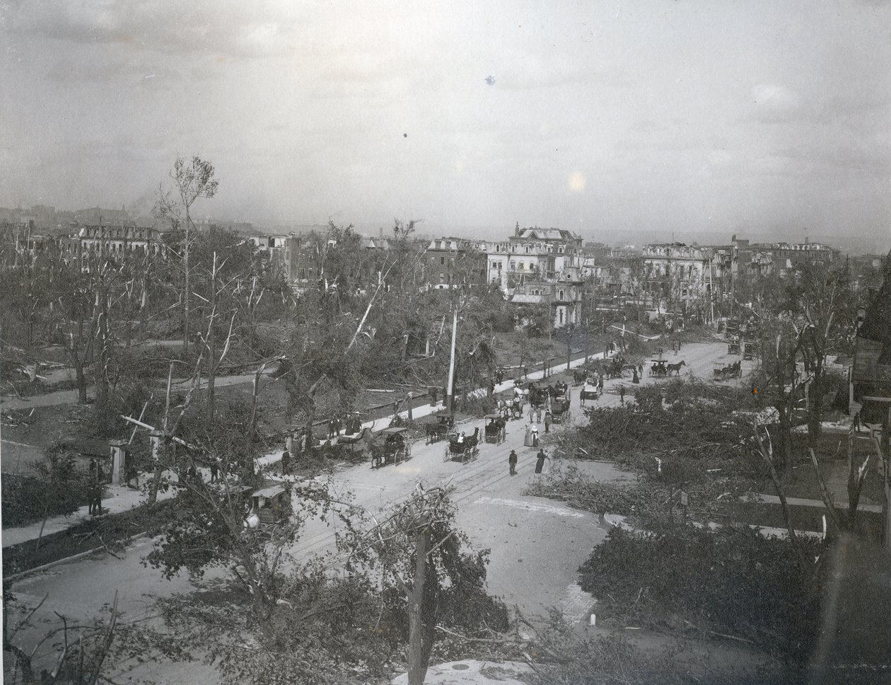 حركة مرور المشاة والعربات على جسر إيدس خلال فيضان 1903 بواسطة جي سي شتراوس