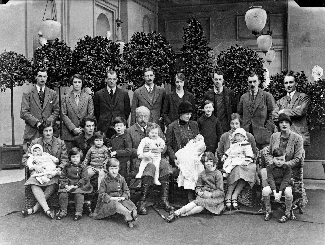 دوق ديفونشاير التاسع مع أطفاله وأحفاده في تشاتسوورث ، عيد الميلاد عام 1925 بواسطة مجلس JR