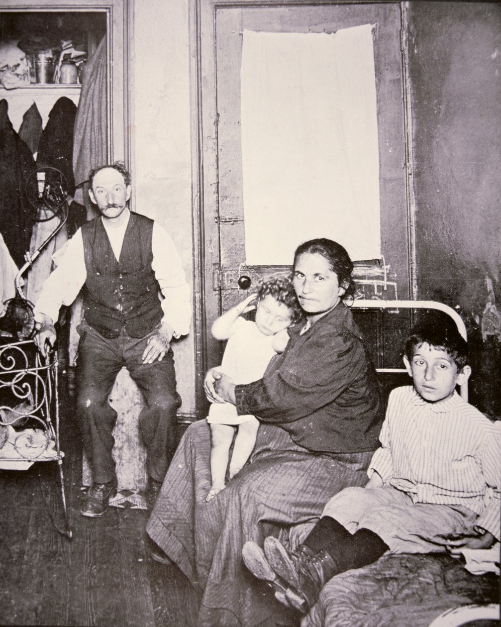 Immigrant family, Lower East Side, New York City, c.1910 (b/w photo) بواسطة يعقوب أغسطس ريس
