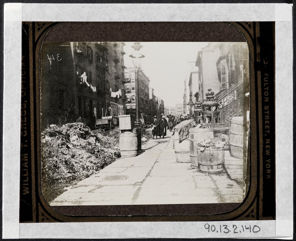 تماني تنظيف الشوارع قبل يوم Warings ، أمام 9 Varick Place ، c.1890 بواسطة يعقوب أغسطس ريس