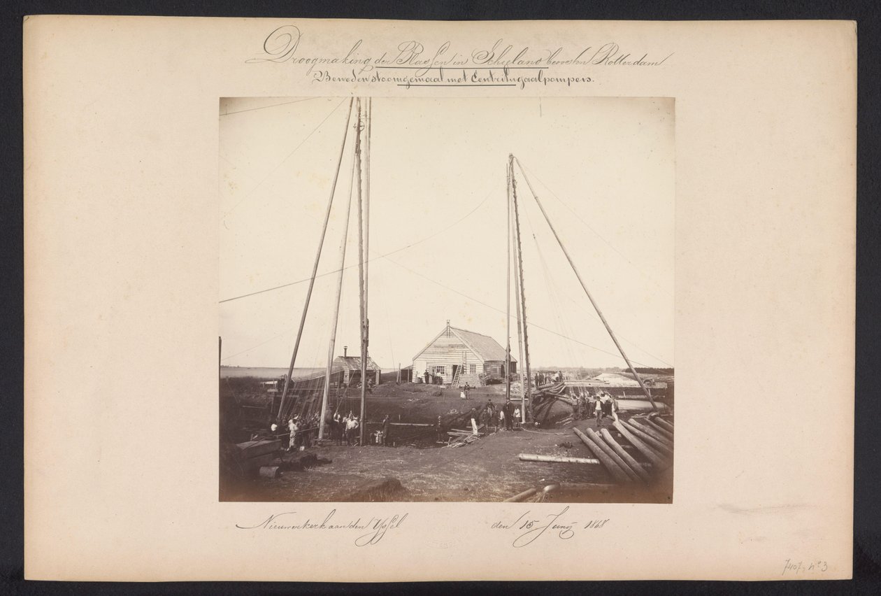 محطة ضخ البخار السفلية مع مضخات الطرد المركزي / Nieuwerkerk aan den IJssel في 15 يونيو 1868 (العنوان على الجسم) تصريف البلاسن في Schieland شرق روتردام (عنوان السلسلة على الكائن) بواسطة جاكوبوس فان جوركوم جونيور