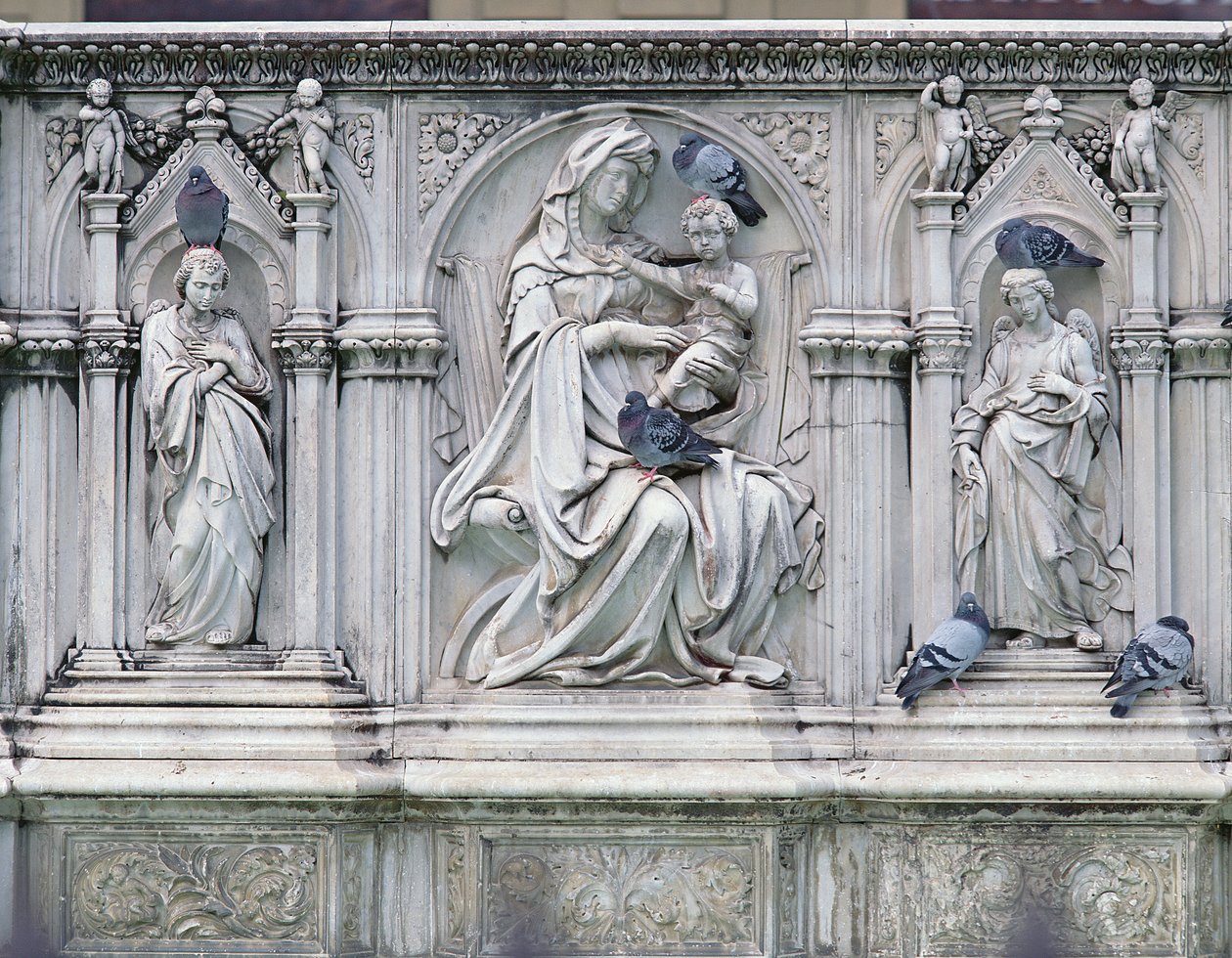 العذراء والطفل مع القديسين ، الجزء الأوسط من Fonte Gaia ، سيينا ، 1414-1919 (رخام) بواسطة جاكوبو ديلا كويرسيا