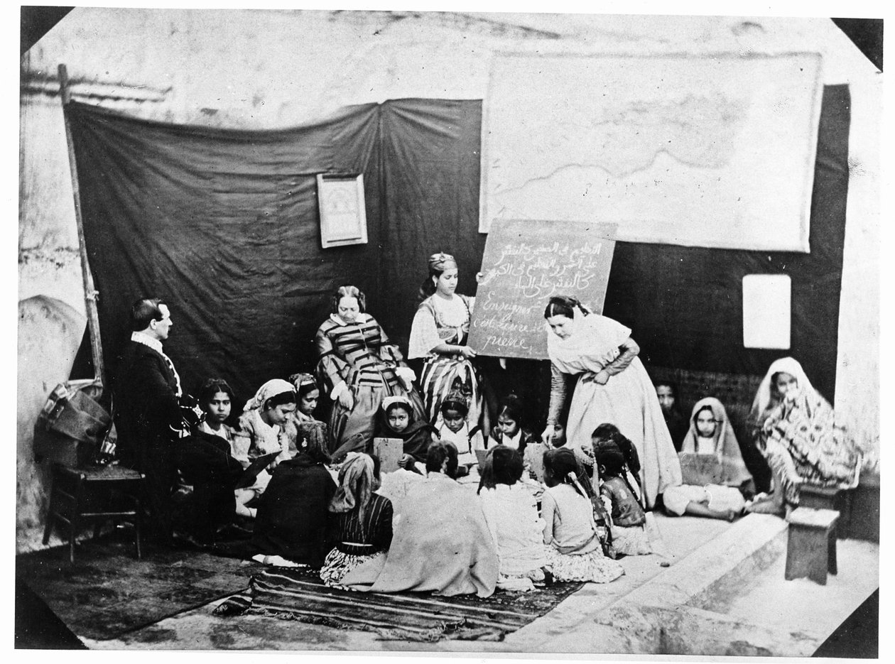 مدرسة للفتيات تدرسها مدام لوس ، الجزائر ، 1856 بواسطة جاك أنطوان مولين