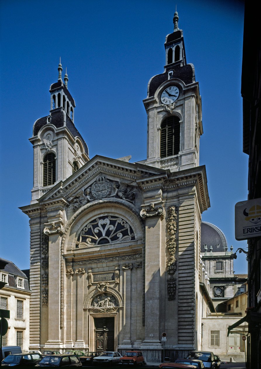 View of the chapel of the Hotel Dieu (Hotel-Dieu) (12th-13th century) redesigned by the architect Jacques Germain Soufflot (1713-1780). Lyon, Rhone بواسطة جاك جيرمان سوفلوت