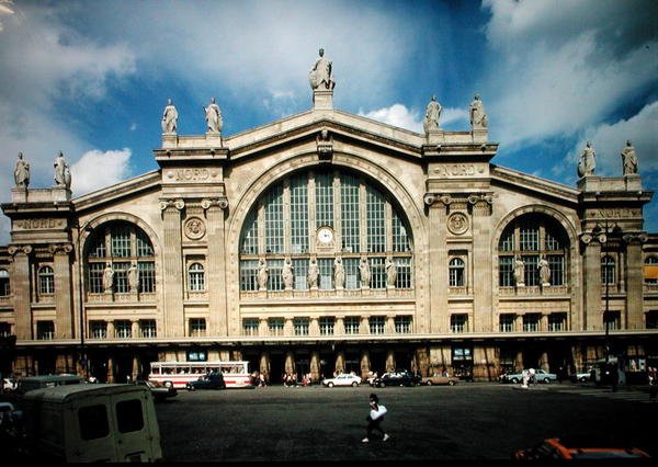 منظر لواجهة Gare du Nord ، بني 1861-63 بواسطة جاك اجنايس هيتورف