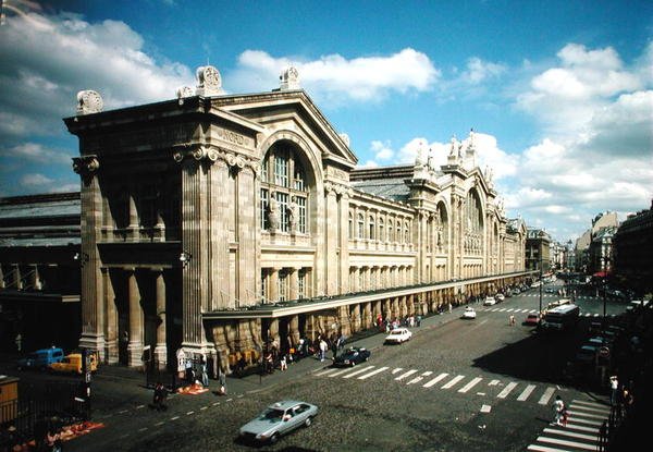 منظر لواجهة Gare du Nord ، بني في 1861-1863 بواسطة جاك اجنايس هيتورف