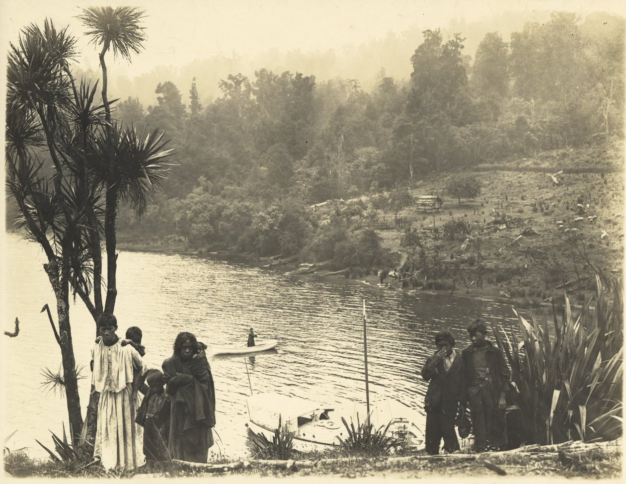 بحيرة Waikaremoana ، 1908 (طباعة الجيلاتين الفضي) بواسطة جيمس ماكدونالد