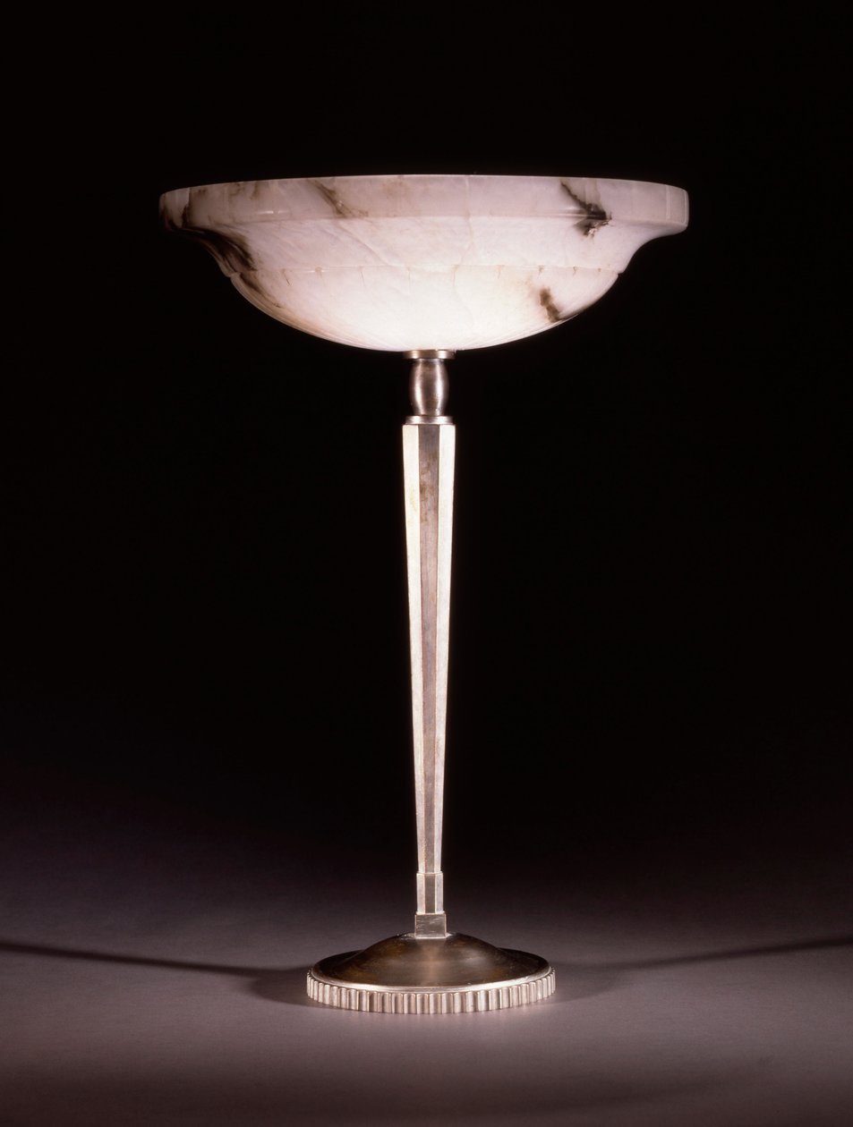 مصباح طاولة من البرونز الفضي صممه جاك إميل روهلمان (1879-1933) ، حوالي عام 1913 بواسطة جيمس بيكر (Attr. To) Pyne
