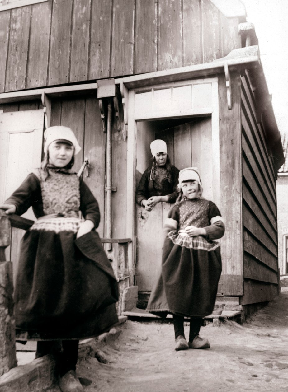 فتيات يرتدين الزي التقليدي ، جزيرة ماركين ، هولندا ، 1898. بواسطة جيمس باتكين