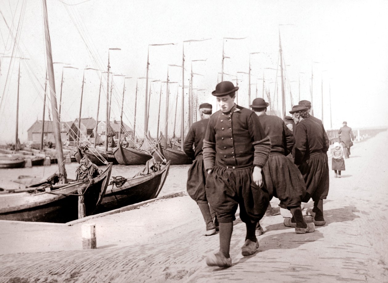 رجال يرتدون الزي التقليدي ، جزيرة ماركين ، هولندا ، 1898 بواسطة جيمس باتكين