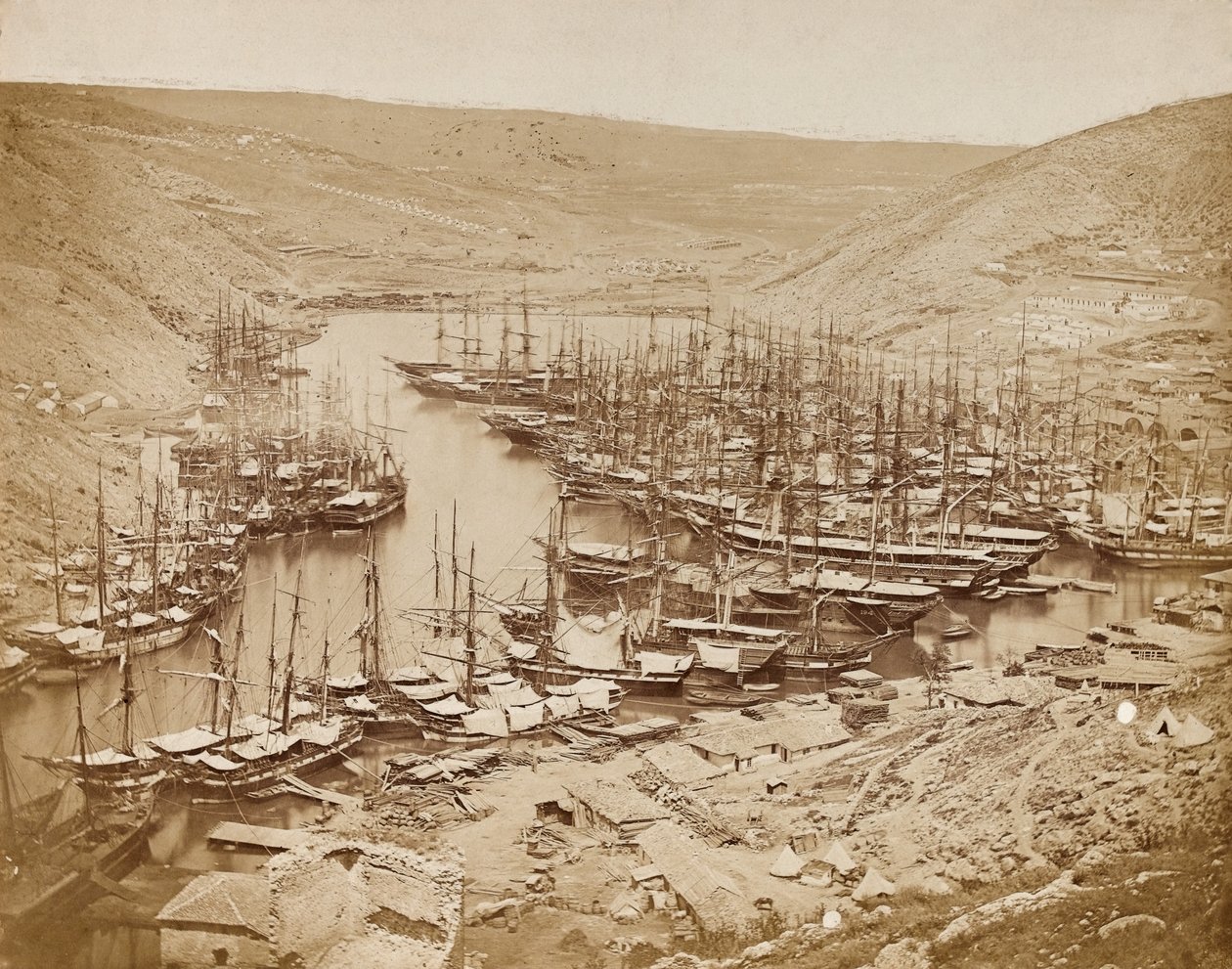 ميناء بالاكلافا ، باتجاه الشمال ، 1856 (صورة بني داكن) بواسطة جيمس روبرتسون