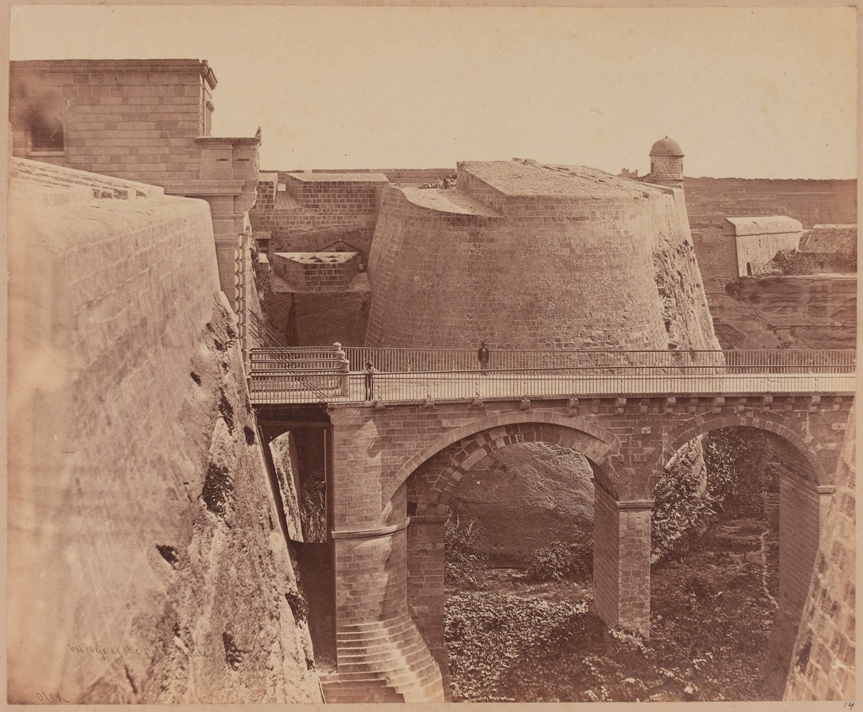الجسر في Porta Reale ، مالطا ، حوالي عام 1856 بواسطة جيمس روبرتسون