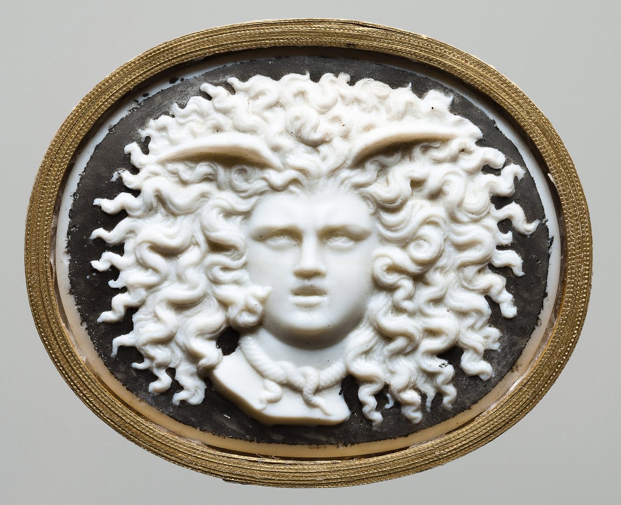 رئيس ميدوسا - ورشة عمل جيمس تاسي (1735-1799). زجاج ملون ، ورق مذهب بواسطة جيمس تاسي