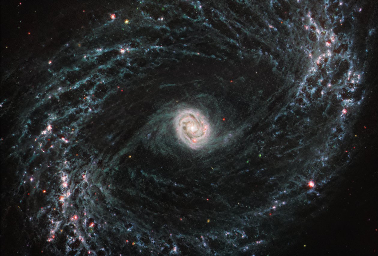 NGC 1433 (صورة MIRI) بواسطة تلسكوب جيمس ويب الفضائي (ناسا)