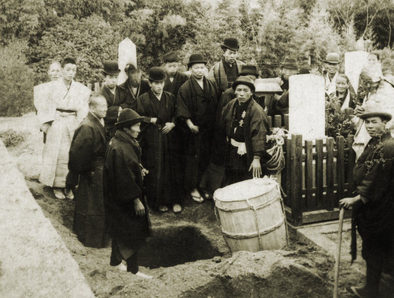 دفن بوذي في اليابان ، حوالي 1900 (صورة زخرفية) بواسطة مصور ياباني