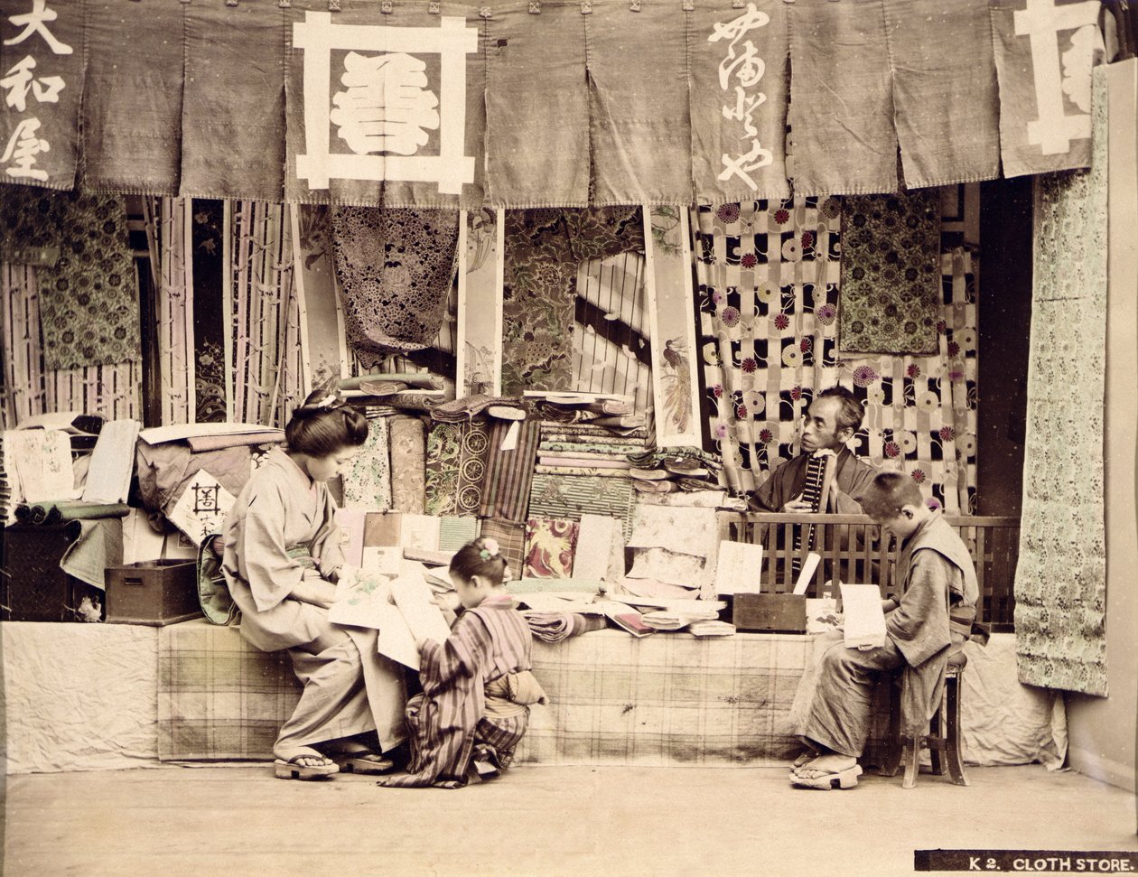 متجر ملابس ياباني ، 1890 ج (صورة ملونة باليد) بواسطة مصور ياباني