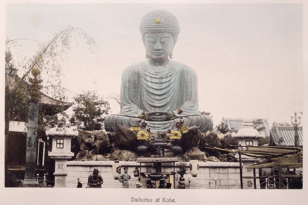 Daibutsu في Kobe ، c.1880 (طباعة زلال ملونة يدوية على البطاقة) بواسطة مصور ياباني