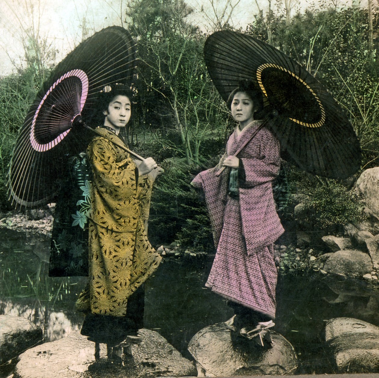 يرتدي ليوم ممطر ، c.1900 (صورة زخرفية) بواسطة مصور ياباني