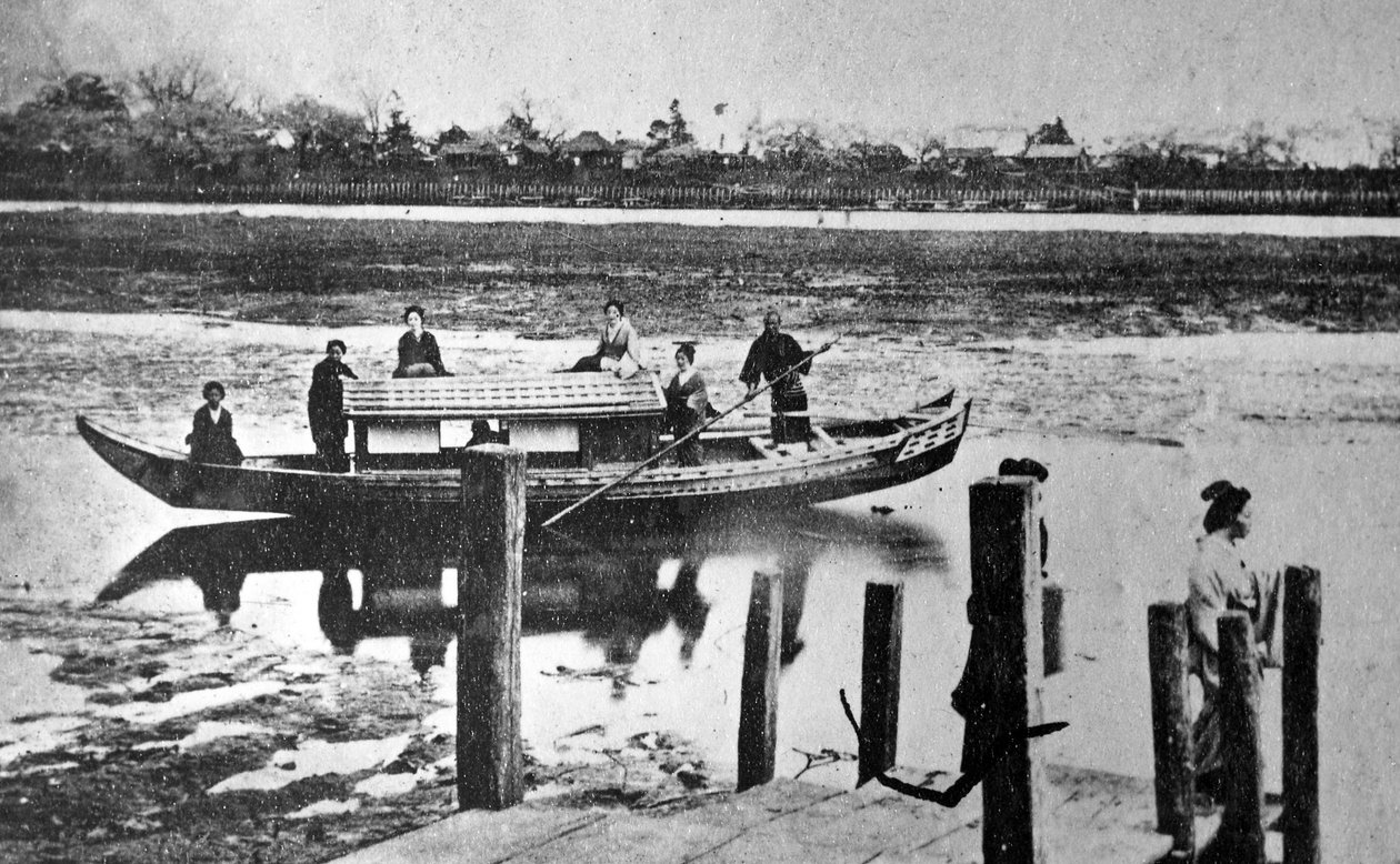 بنات الجيشا على متن قارب في نهر سوميدا إيدو ، 1860s بواسطة مصور ياباني